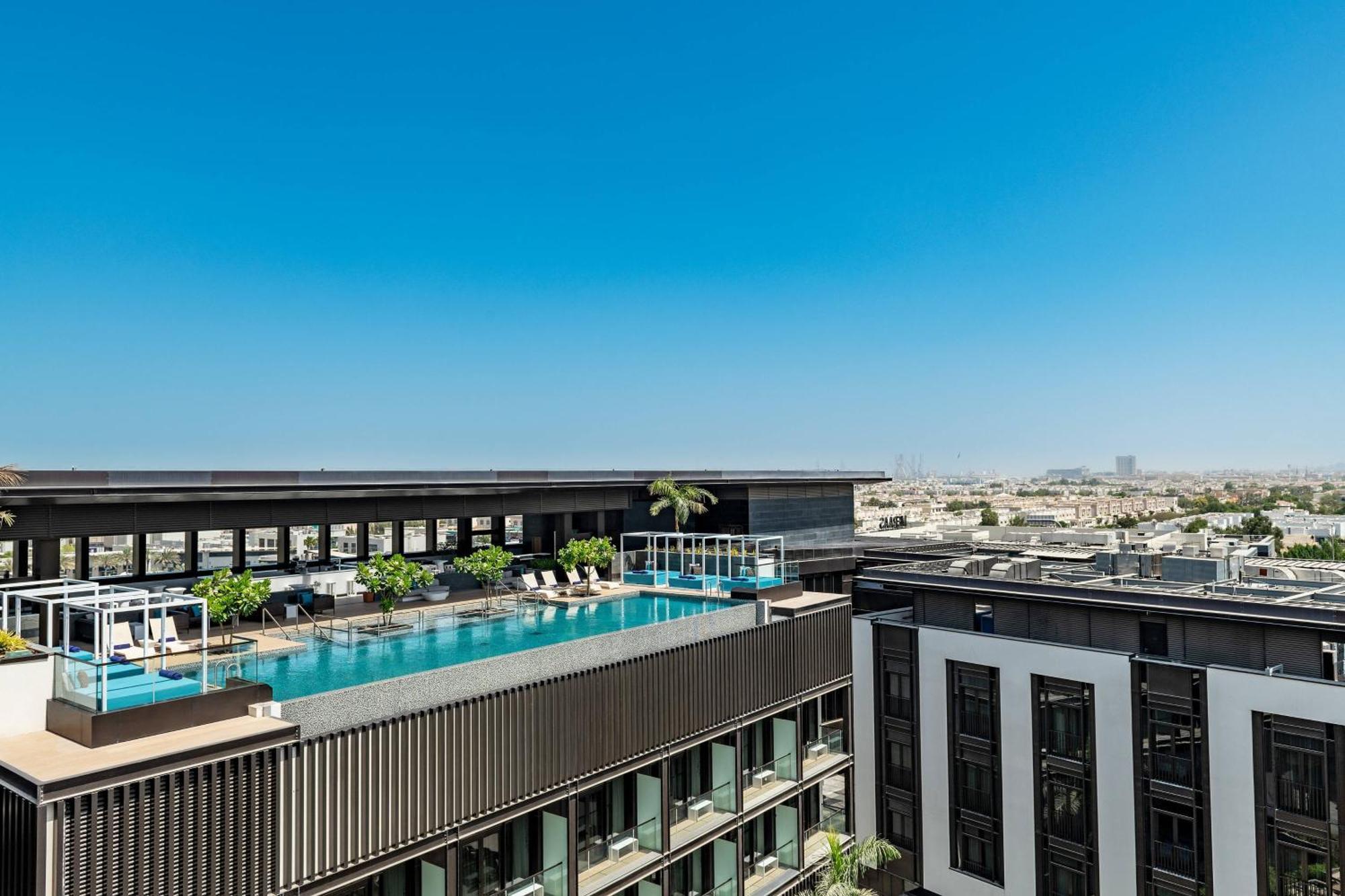 迪拜城市漫步傲途格精选酒店 外观 照片 The rooftop pool at the hotel