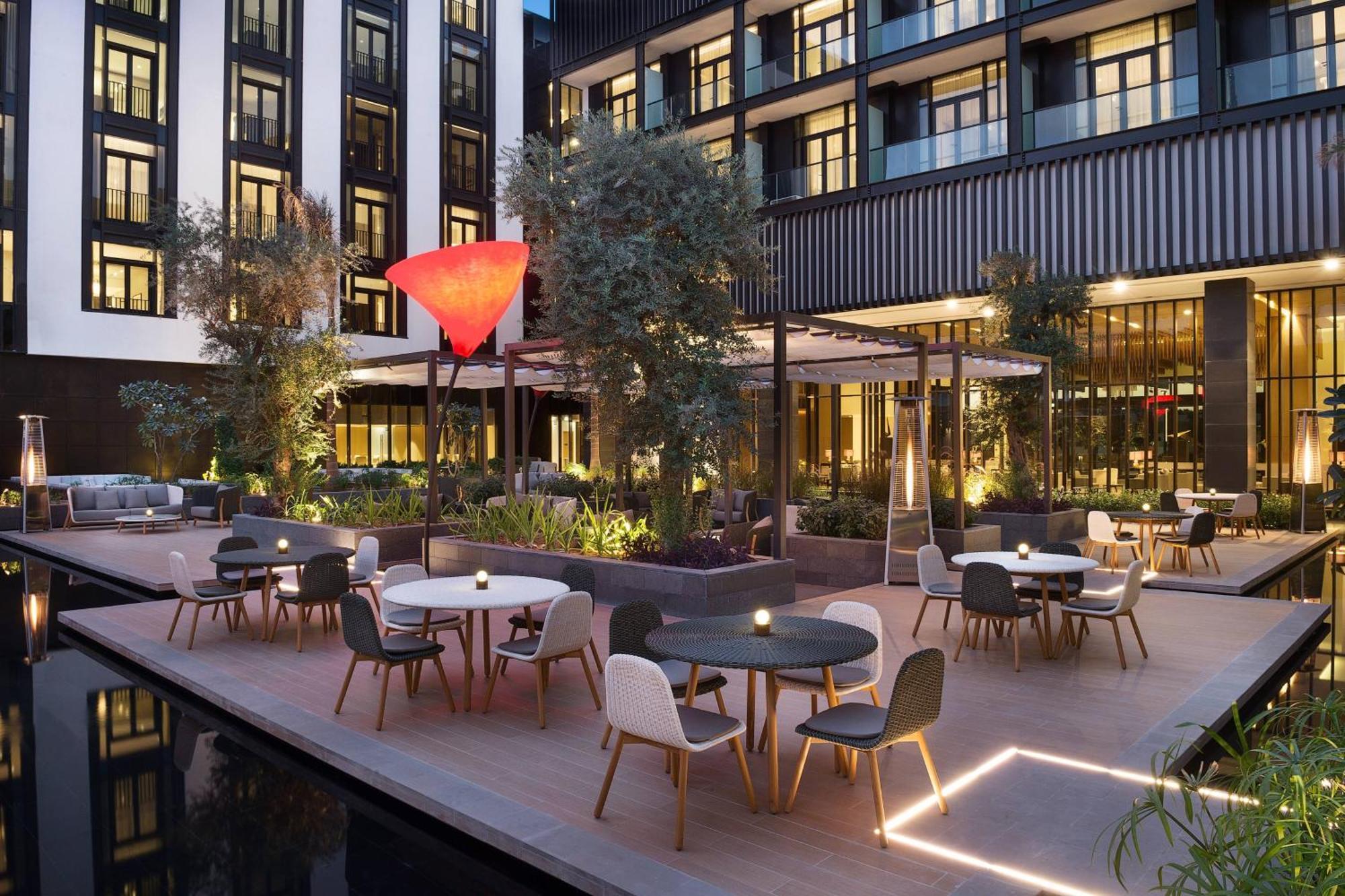 迪拜城市漫步傲途格精选酒店 外观 照片 The hotel's courtyard