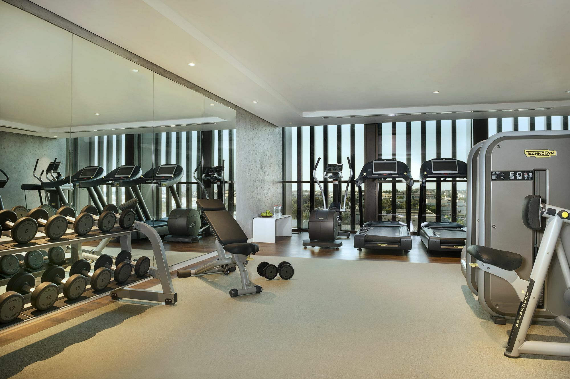 迪拜城市漫步傲途格精选酒店 外观 照片 The gym at the hotel